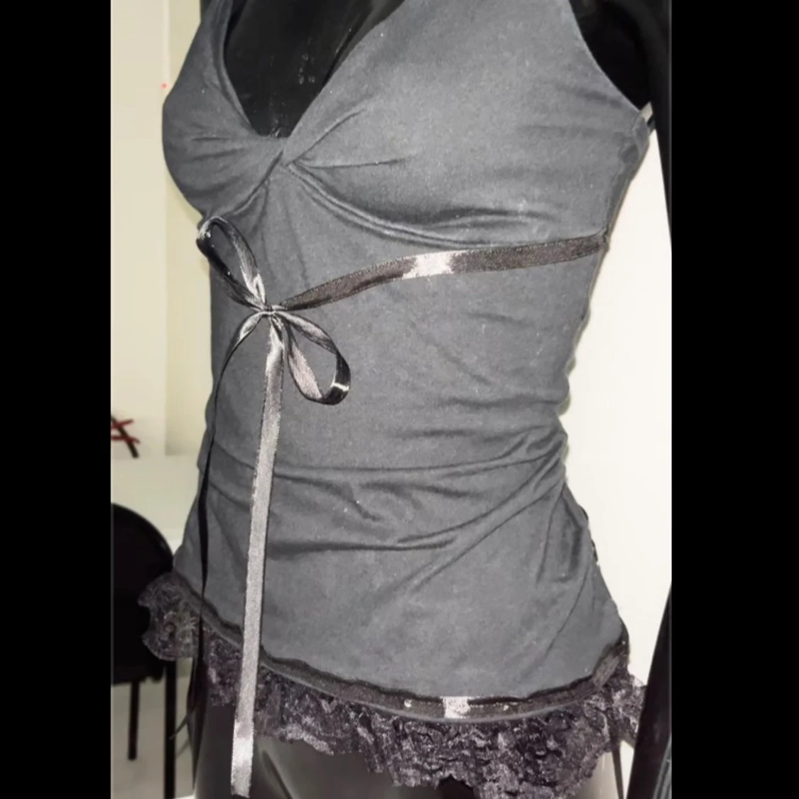 Svart linnetopp med rosett och spets