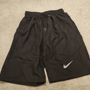 Nike joggingshorts - Rätt så luftiga och bekväma. Har haft de i cirka 6 månader och använt de väldigt sällan. En grej man bör tänka på är att trots att dom är XL så passar de snarare som M/L.