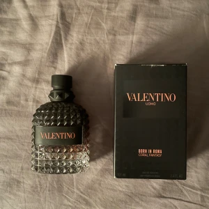 Valentino coral fantasy - Valentino parfym med 70/100ml kvar. God parfym som attraherar komplimanger. Priset kan diskuteras. Nypris ungefär 1400kr på kicks.