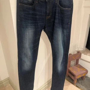 Mörkblå slim jeans från Armani  - Snygga mörkblå jeans från Armani i slim fit-modell. Jeansen har en schysst ”vintage” wash. Storlek W33