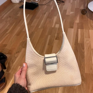 Handväska från Urban Outfitters - Gräddvit med innerficka! 💞