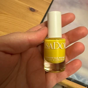 Isadora Wonder Nail Ginger Yellow - Superfin nagellack från Isadora i färgen Ginger Yellow, nummer 214. Kommer i en smidig glasflaska med vit kork och rymmer 5 ml. Färgen är en riktigt poppig och klar gul som ger dina naglar ett coolt och trendigt uttryck.