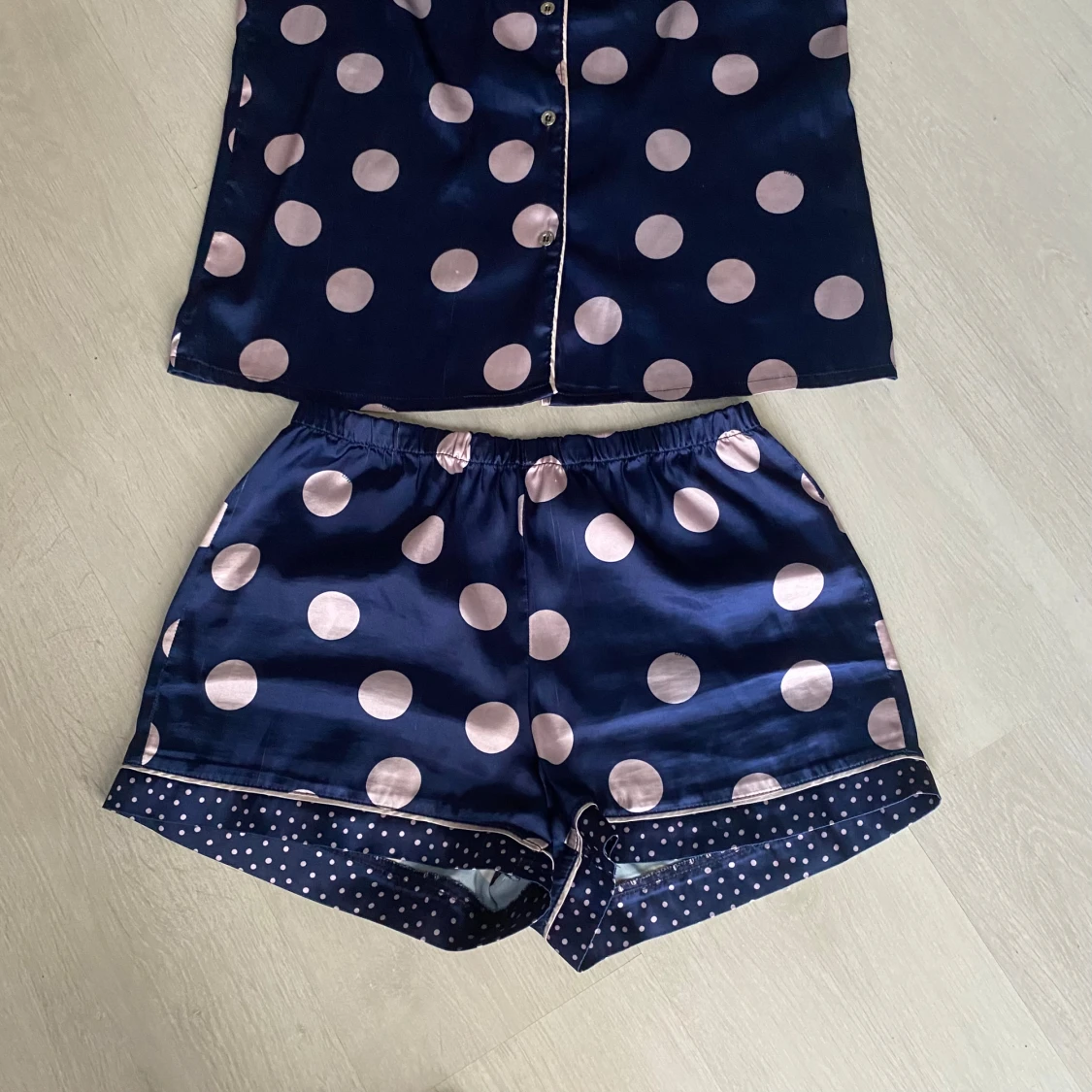 Mörkblå prickiga pyjamasshorts i satin - 1