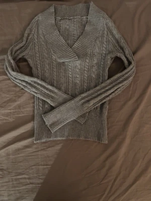 Grå Y2K v-ringad tröja - En grå skön tröja från Shein. Sitter tajt, är kort på bild eftersom den är för liten för mig. Den är nästan aldrig använd pga köpte för liten storlek… 