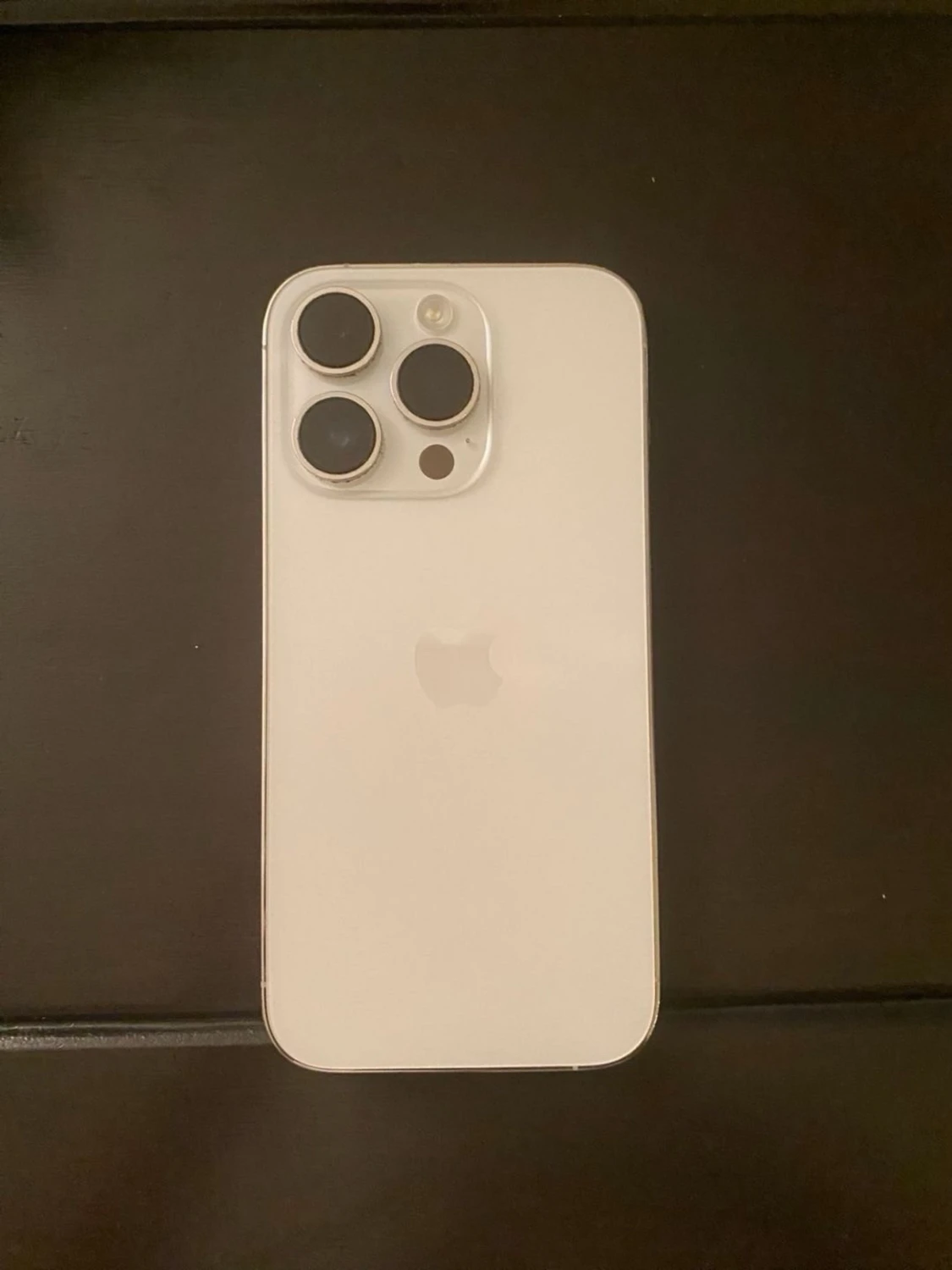 Vit iPhone med trippelkamera 1TB