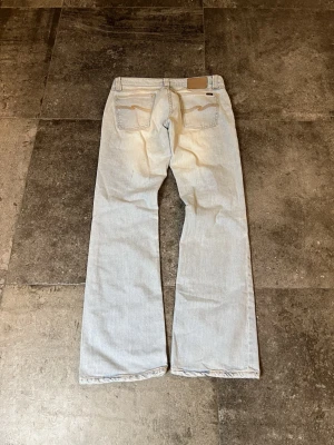 Vintage Nudie Jeans Bootcut Ola - Tja! säljer mina överföra nudie bootcut ola i 30/32👏 Hål i fickorna men det är lätt löst och går även att få gratis fixat på nudie affären!🖖