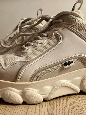 Buffalo - Buffalo vita sneakers. Sparsamt använda. 