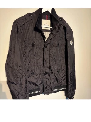 Moncler field jacket str XS - Hej! Säljer nu en Moncler field jacket i str XS. Denna funkar perfekt för dig som vill ha en vindtålig jacka och en som är stilren och passar till många olika sortiment. Jackan kommer i 9/10 skick och säljer endast för 2299kr ny pris 9000 Hör av er vind minsta lilla fråga!😊