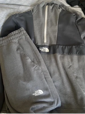 North face Tracksuit  - Riktigt snyggt och nästan helt oanvänd!