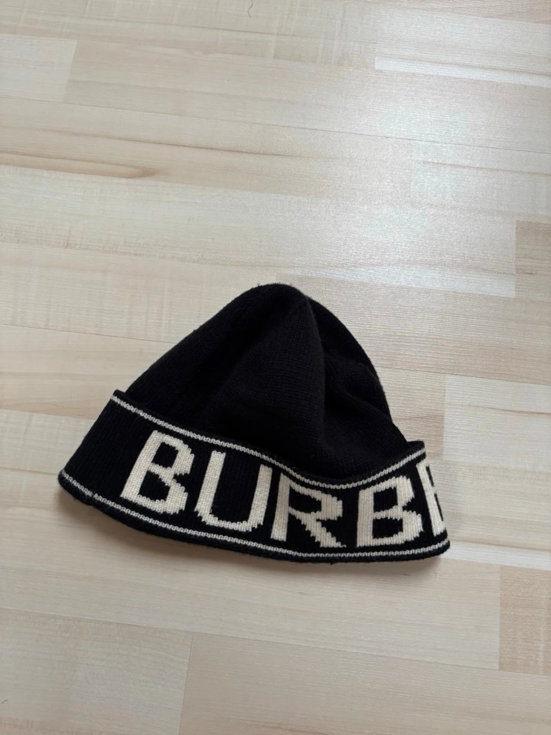 Svart mössa med logga - 2