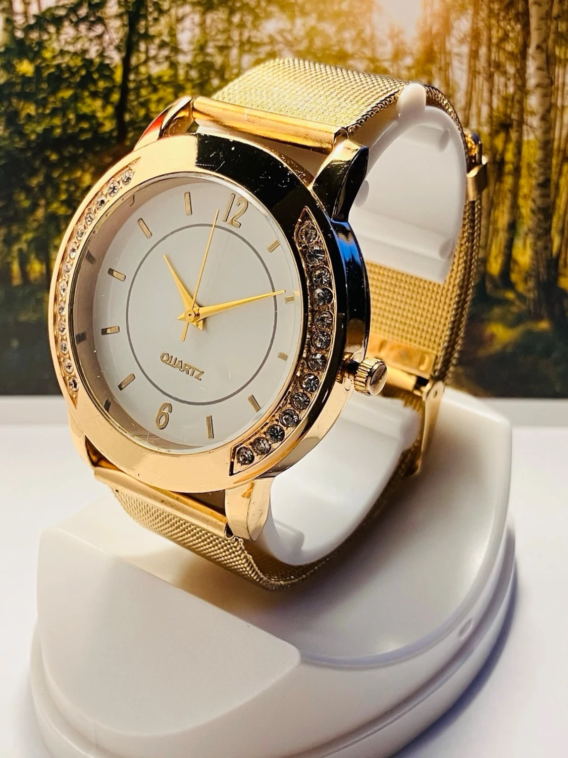 Guldig klocka med mesharmband och stenar - 1