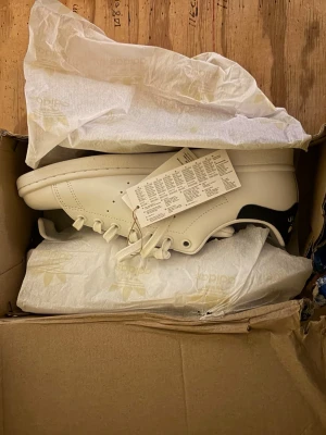 Adidas Stan Smith vita sneakers - Klassiska vita Adidas Stan Smith sneakers, helt nya