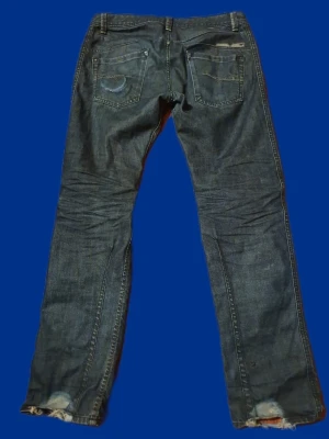 Diesel Darron jeans blå tapered 32/32 - (PRIS GÅR ATT DISKUTERA VID SNABB AFFÄR)Säljer ett par blå Diesel Darron jeans i regular slim-tapered modell. Klassisk femficksdesign, snygga slitningar och detaljerade sömmar på bakfickorna. Jeansen är i ett mjukt denimtyg och har en något smalare passform nedtill.