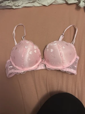 Ljusrosa push up bh med hjärtmönster - Söt ljusrosa push up bh dekorerad med hjärnan och spetsdetaljer. 