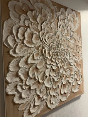 3D tavla med blommotiv i beige - Säljer en fyrkantig tavla med ett stort, detaljerat blommotiv i 3D-effekt. Tavlan har en beige bakgrund och blomman är upphöjd i vitt och ljusbrunt, vilket ger en cool struktur och djupkänsla. Perfekt som väggdekoration för dig som gillar konst med naturtema.Görs även på beställning INSTA : drawn.by.aisha  TIKTOK: Drawnbyaisha1