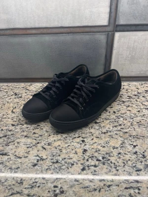 Lanvin  - Säljer nu dessa riktigt feta och stilrena Lanvin i storlek 43. De är i bra skick💫💫 Skicka till mig om funderingar om skorna eller pris🍾💥