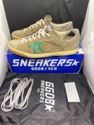 Golden Goose skor - Säljer ett par extremt snygga golden goose skor med en unik färg | Mycket av slitningar är från frabrik, men som har blivit tydligare under användning | storlek 43 | Hör av er vid eventuella frågor!