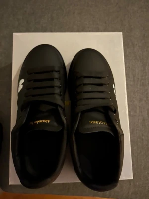 Svarta Alexander McQueen sneakers - Tjena jag säljer ett svart par McQueen sneakers för bara 699 kr! Har bara använt dom två gånger så dom är helt nya utan prislapp. Kom privat för mer information 