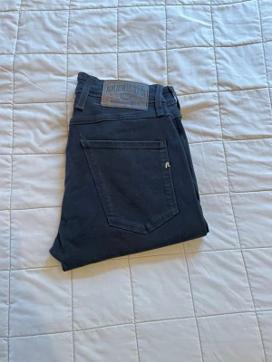 Svarta Replay Anbass jeans  - Snygga svarta Replay Anbass jeans som är slimfit och skick 10/10!🔥Jeansen är W28 och L32 utan defekter👌 Bara att höra av dig vid andra funderingar👑