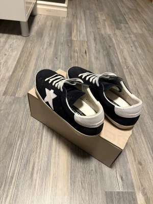 Golden Goose - Ett par mörkblåa Golden goose som har blivit för små använt fåtal gånger lite smutsiga skicket är väldigt fint priset Ey hugget 