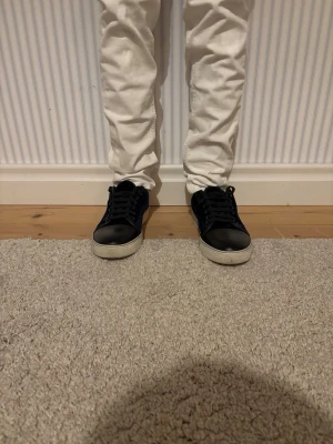 Lanvins, storlek 41 - Sjukt snygga lanvins, storlek 41. Ingår självklart dustbag! Hör av er vid frågor eller liknande. Pris just nu 1199, går att diskutera! Finns en defekt, se sista bilden.