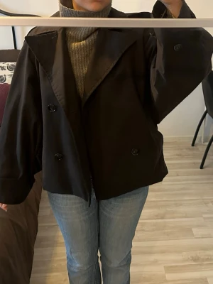 Mörkbrun skepparkappa - Super snygg mörkbrun skepparkappa från Zara. 