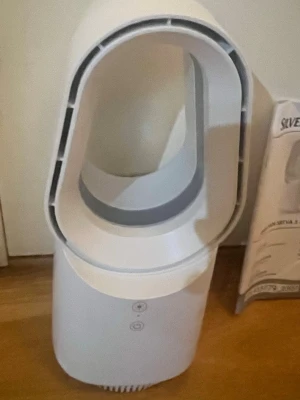 SilverCrest vit bordsfläkt - Modern vit bordsfläkt från SilverCrest med rundad design och digital display. Fläkten har USB-kabel för ström, tydliga knappar och levereras med originalkartong och manual. Perfekt för skrivbordet eller sovrummet.Har aldrig använts 