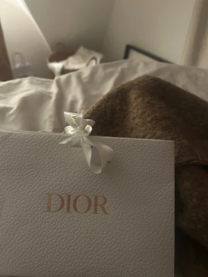 Rouge Dior läppstift 999 röd - Lyxigt Rouge Dior läppstift i nyansen 999, en ikonisk klassiskt röd färg. Kommer i elegant svart hylsa och exklusiv förpackning med gulddetaljer. Perfekt för dig som vill ha en djärv och tidlös look. Originalförpackning medföljer. Kostar 560 i butik.