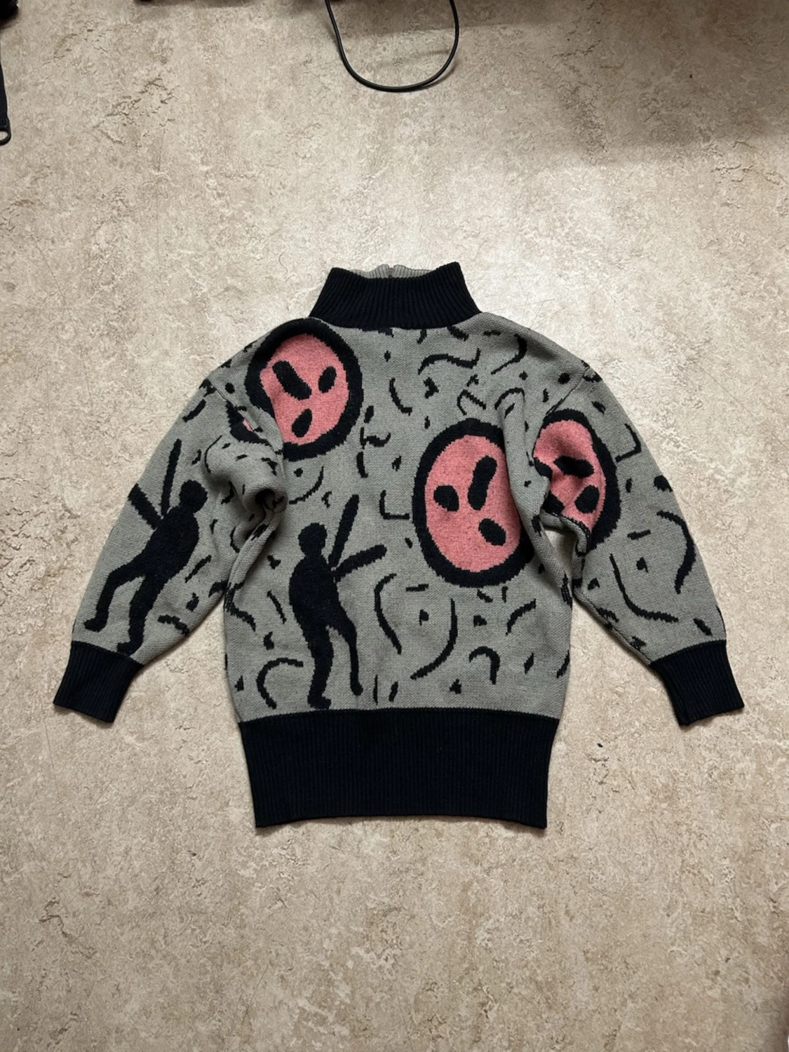 Grå stickad tröja med grafiskt mönster - 1