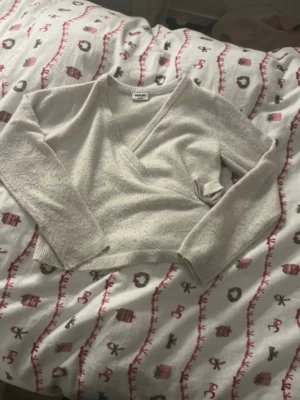 Beige omlottstickad tröja - Mysig beige stickad populär tröja. Lite nopprig men annars bra skick💗