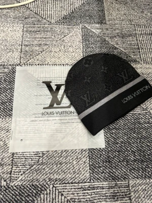 Svart Mössa - Säljer en helt ny mössa oanvänd, storlek One Size. Fraktar snabbt inom 24h efter köp. Skriv gärna vid fler frågor eller bilder.