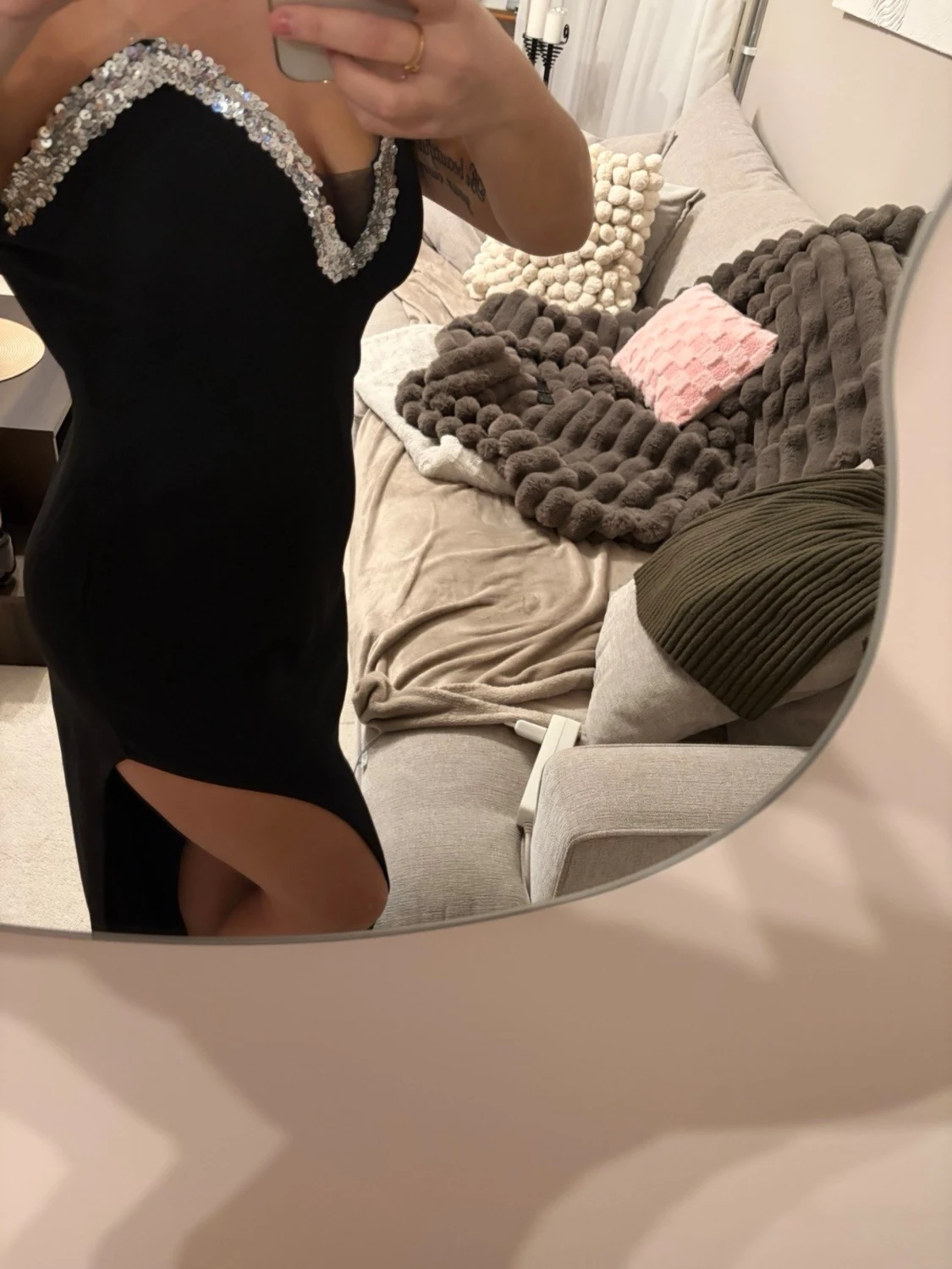 Svart långklänning med paljettdetalj - 1