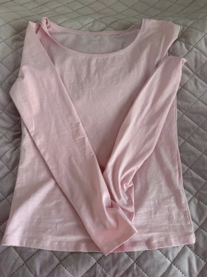 Långärmad  - Rosa tröja ifrån lager 157. Bara provat så helt ny. Kolla gärna in min plick om det finns fler saker du vill köpa, pris kan diskuteras på det jag säljer 💓