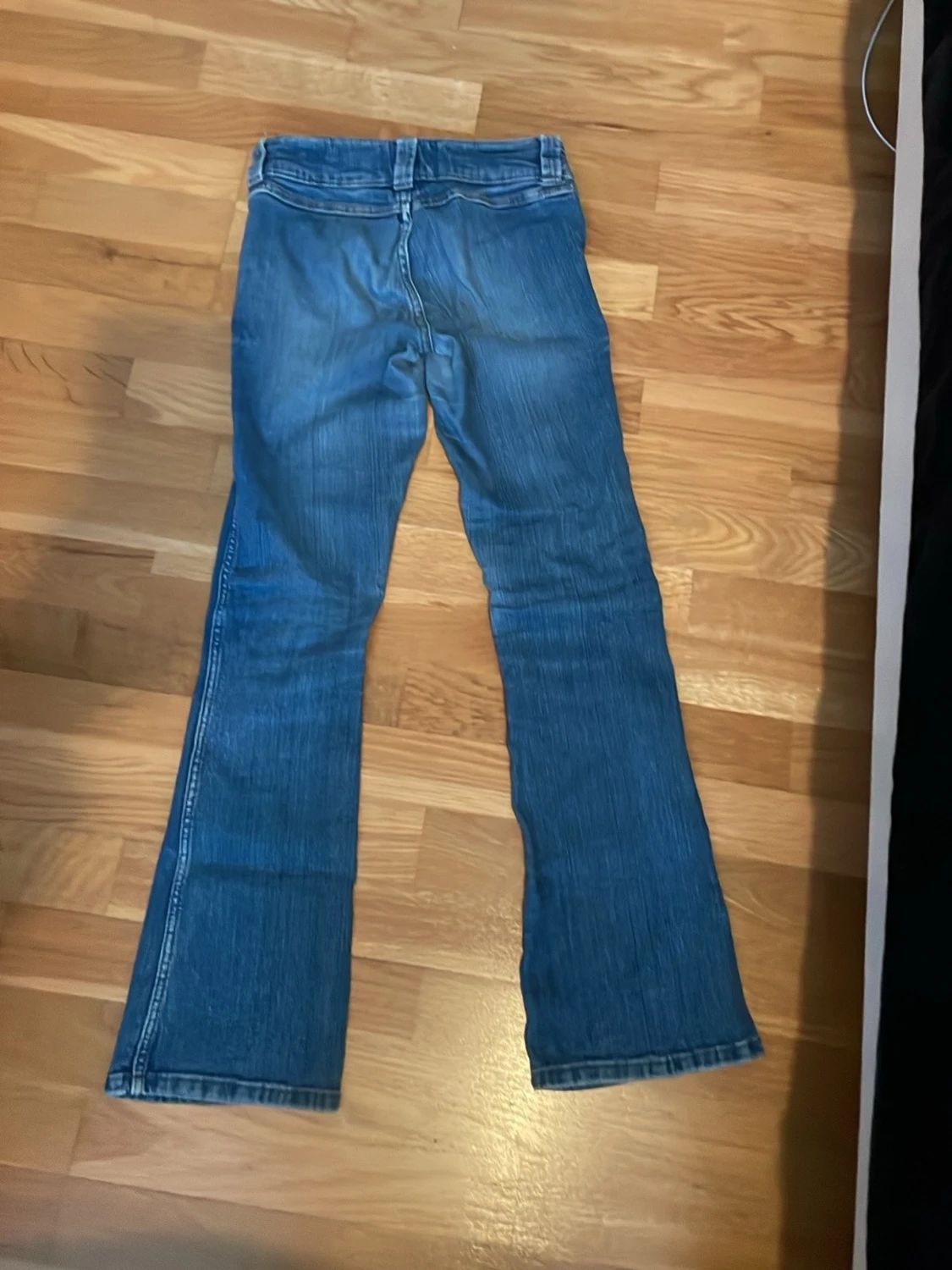 Blå bootcut jeans i klassisk modell - 1