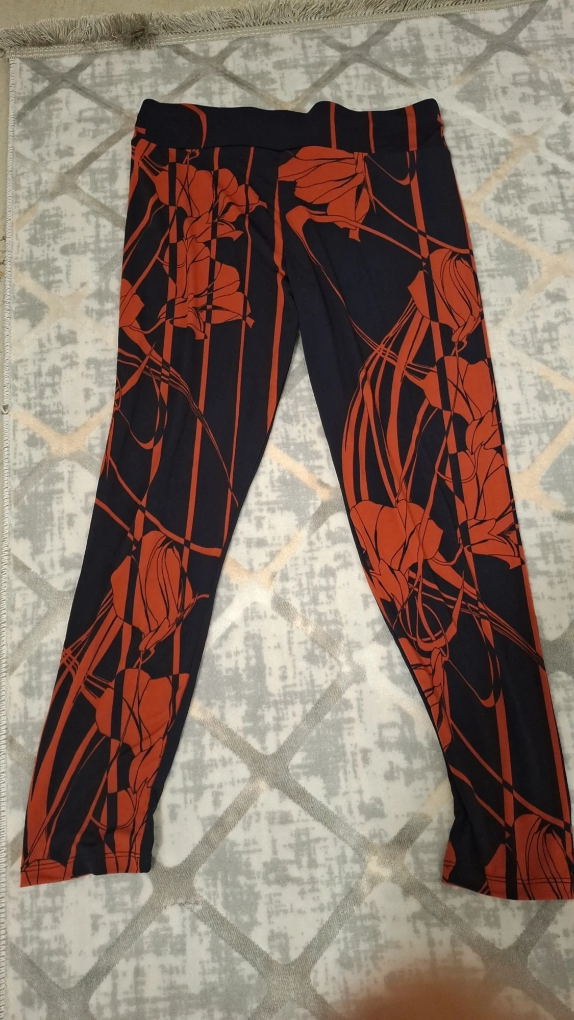 Svarta leggings med röd blommig print - 3