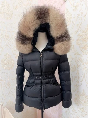 Svart Moncler dunjacka med päls - Moncler Boed dunjacka i storlek 2 (passar xs/s) ʚ♡ɞ  Äkta rävpäls, avtagbart midjebälte, dragkedja framtill med Moncler-detaljer samt två framfickor med dragkedja.  Authenticity tag och Moncler-comic label på insidan av fodret. Fint skick! Varsamt använd med minimala tecken på användning (några sömmar som gått upp vid comic labeln).