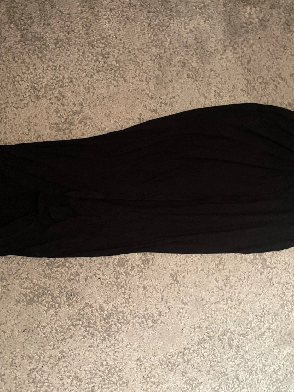 Svart långkjol i tunn polyester