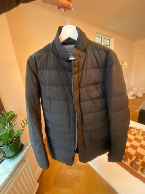 Herno Jacka - Herno jacka, svart i storlek 46/S. Väldigt bra skick.