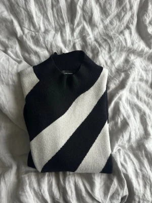 Stickad tröja från Vero Moda, L - Säljer en väldigt fin svart/vit stickad tröja från Vero Moda! Aldrig använt, så i ny skick! Storlek L!