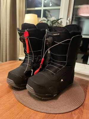 Burton snowboardboots step on - Säljer ett par svarta snowboardboots från Burton, step on system. 