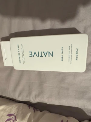 Native Cashmere & Rain Body Wash - Fräsch duschgel från Native i doften Cashmere & Rain. Kommer i en stilren vit plastflaska med blå text och rymmer 532 ml. Innehåller noggrant utvalda ingredienser för en ren känsla. Perfekt för dig som vill ha en lyxig duschupplevelse.