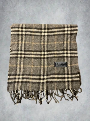 Burberry halsduk  - Burberry halsduk | skick 8,5/10 | färg: grå | nypris ca 4000kr | Skirv vid frågor | MD closet 