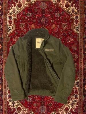 Pälsfodrad Hollister Jacka! - Säljer denna Pälsfodrade Hollister jackan! Extremt sällsynt och svår att få tag på, därmed priset! | Storlek M | Mycket bra skick | Längd ≈ 67cm | Bredd ≈ 50cm | Passar 175cm - 190cm | Hör av dig vid fler frågor!