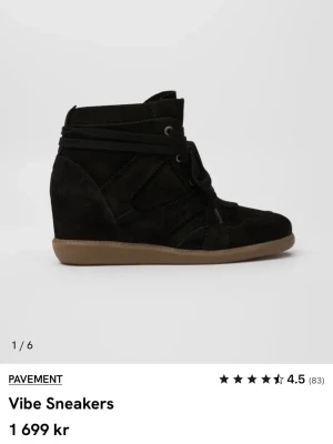 Klackskors sneakers svarta - Super fina och knappt använda skor jag köpt från Nelly! Isabel marant liknande! Väldigt bekväma att gå i! Skriv för annan info 🤗