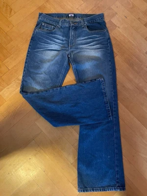 Rocky jeans  - Snygga jeans med snygga detaljer. Storlek 30/32