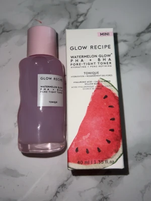 Glow Recipe Watermelon Glow Toner Mini - Glow Recipe Watermelon Glow PHA + BHA Pore-Tight Toner i ministorlek, 40 ml. Tonern kommer i en rosa, vågformad plastflaska med skruvlock och har en söt förpackning med vattenmelonmotiv. Perfekt för återfuktning och förfining av porer.