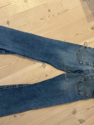 Blå raka jeans med bakfickor - Klassiska blå jeans från Gina säljer för de är för små 