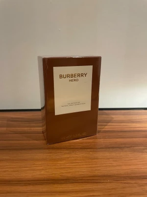 Burberry Hero Eau de Parfum 100 ml - Säljer nu en oöppnad Burberry Hero EDP då jag fick den som dubblett i present. Bara att höra av sig vid frågor.
