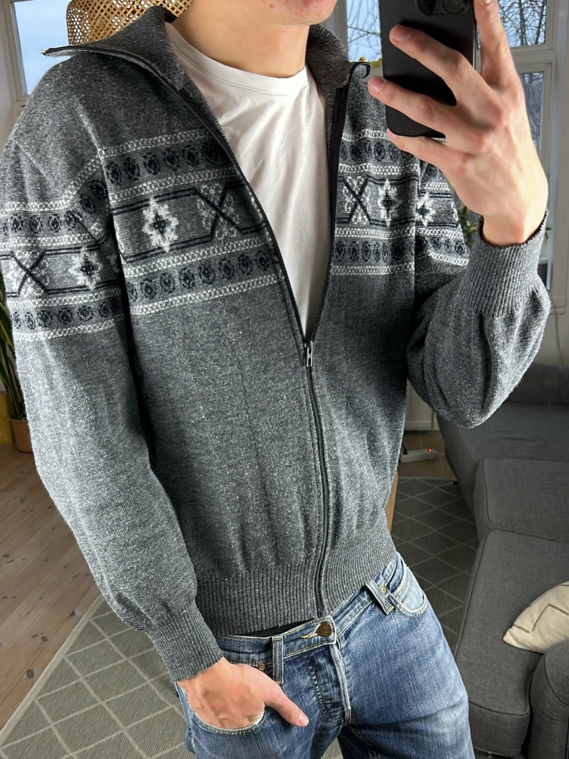 Mönsterstickad zip tröja grå 