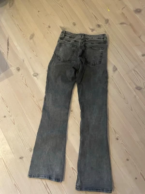 Mörkgrå bootcut jeans - Snygga mörkgrå jeans med bootcut passform.säljer för de är för små 